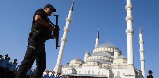 Ein bewaffneter Polizist vor einer Moschee
