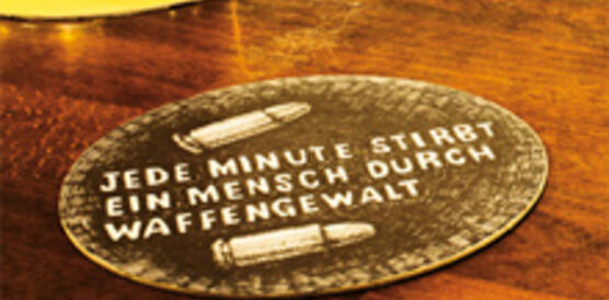Bierdeckel: "Jede Minute stirbt ein Mensch durch Waffengewalt"