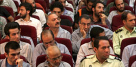 Oppositionelle und Demonstranten vor Gericht. 