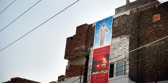Ein christlicher Bewohner Lahores beobachtet von einem Hausdach die Proteste gegen Gewalt gegen Christen, April 2013