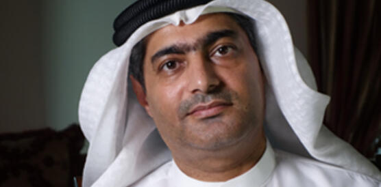 Porträt eines Mannes im weissen Umhang und mit einem arabischen Turban