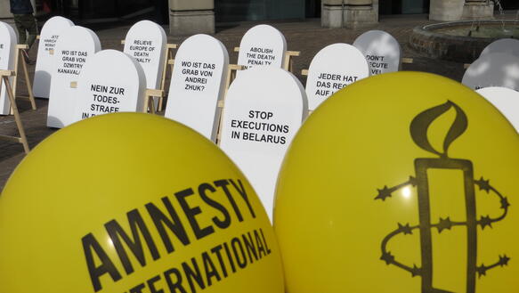 Aufgestellte Grabsteine zur Demonstration