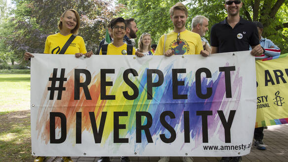 Gruppe hält Banner mit Aufschrift "Respect diversity"