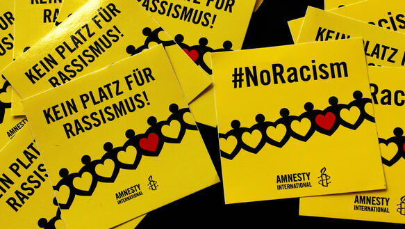 Sticker zum Thema Anti-Rassismus mit dem Schriftzug "Kein Platz für Rassismus" und "#noracism"