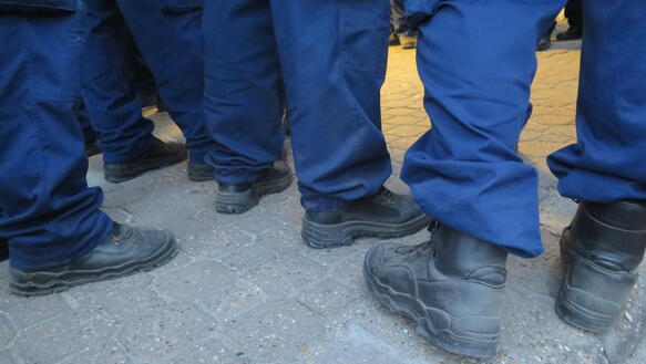 Beine von Polizisten