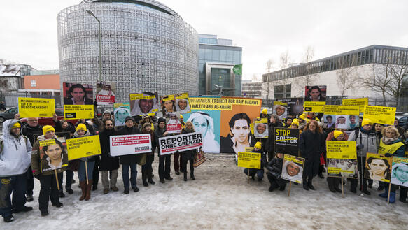 Protestgruppe mit Schildern