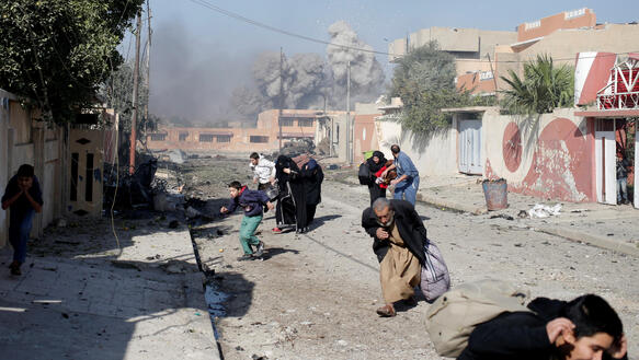 Menschen fliehen vor Bombenexplosion