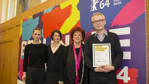 Männer und Frauen bei einer Preisverleihung