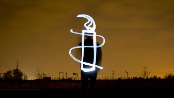 Symbol der Amnesty Kerze mit Lichtstrahl in die Luft geschrieben
