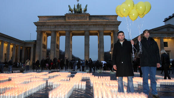 Lichter und Personen vor dem Brandenburger Tor