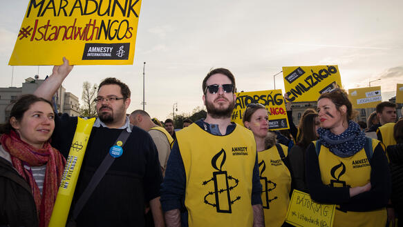 Amnesty International Ungarn protestieren gegen die Einschüchterung von NGOs durch die ungarische Regierung