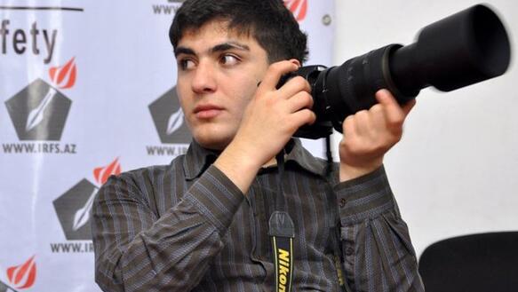 Porträt von Mehman Huseynov mit einer Kamera in der Hand