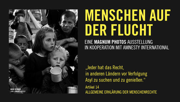 Titelbild der "Magnum Photos" Ausstellung mit Überschrift und Zitat, Artikel 14, Allgemeine Erklärung der Menschrechte
