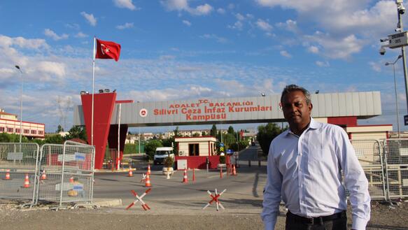 Salil Shetty vor dem Silivri-Gefängnis nahe Istanbul