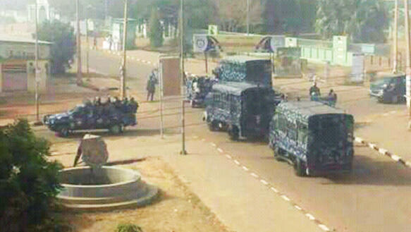 Die sudanesische Polizei auf dem Weg zum Sitzstreik der Studierendenvereinigung in Omdurman 