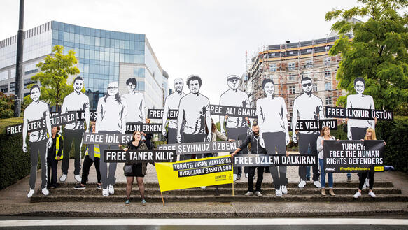 Amnesty Kundgebung vor der Europäischen Kommission in Brüssel mit lebensgroßen Pappfiguren der in der Türkei inhaftierten Menschenrechtsverteidiger_innen, 2017