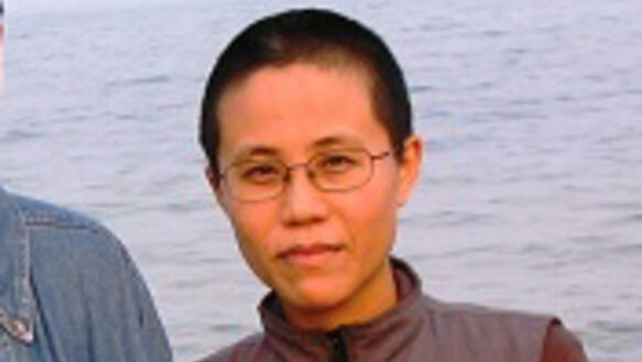 Porträtfoto von Liu Xia mit dem Meer im Hintergrund
