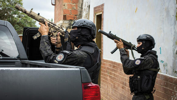 Polizisten zielen im Armenviertel Las Casitas von Caracas, Venezuela, mit ihren Waffen, November 2016