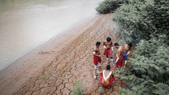 Junge Männer des Krenak-Stammes bei einem Ritual am Flussufer des Rio Doce in Brasilien, April 2017