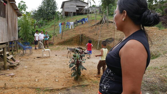 Bild von einer Gemeinde in Kolumbien im Vordergrund eine Frau