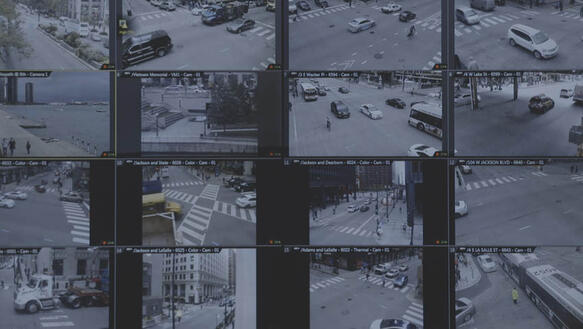 16 Überwachungskamera-Aufnahmen von Straßenkreuzungen