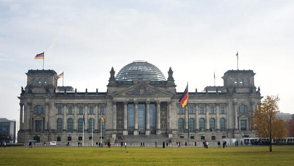 Aufnahme der Fassade des Reichstags mit Glaskuppel