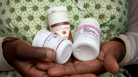Frau hält HIV-Medikamente in den Händen