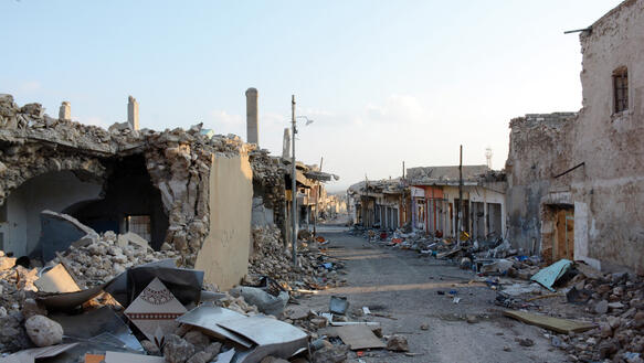 Eine Straße mit zerstörten Gebäuden in Sindschar, Irak, 2017