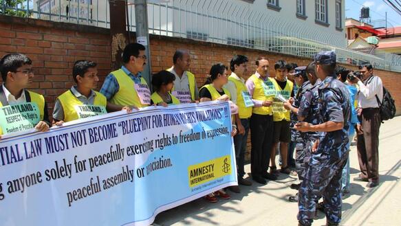 Protestierende stehen vor der Thailändischen Botschaft in Kathmando
