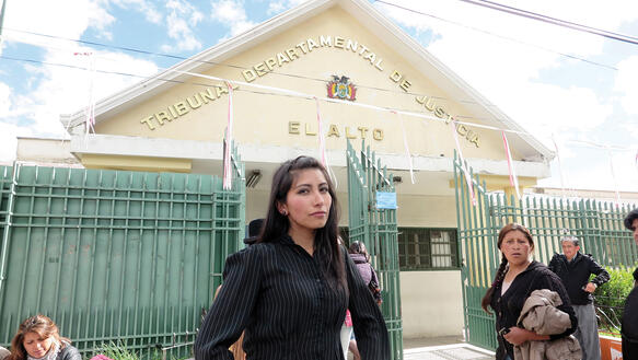 Tatiana Llanos vor dem Gerichtsgebäude in El Alto