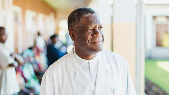 Gynäkologe Denis Mukwege in weißem Arztkittel