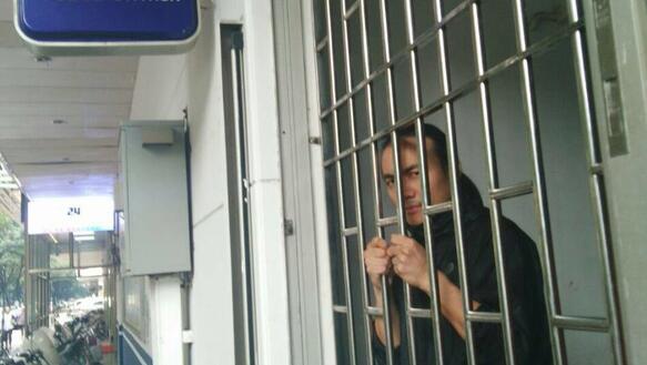 Zhen Jianghua auf einer Polizeiwache hinter Gittern