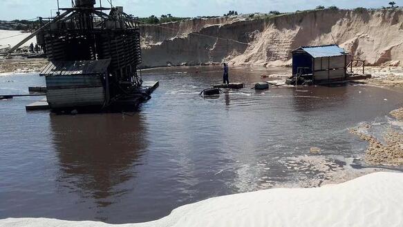 Ein chinesischer Bergbaukonzern schüttet im Norden Mosambiks Sanddeponien auf