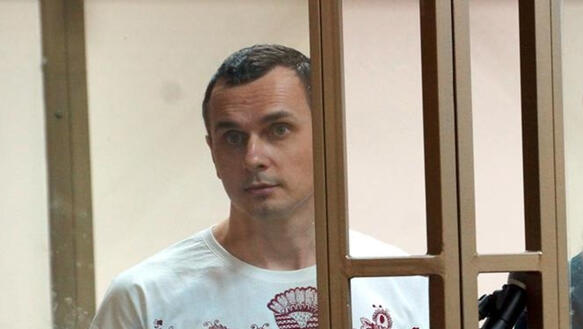 Oleg Sentsov hinter Metallstäben