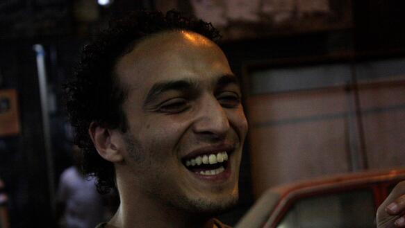 Porträtfoto von Mahmoud Abu Zeid, nachts aufgenommen auf einer Straße