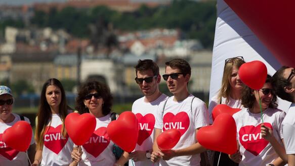 Ca. 7 Personen mit roten Herzluftballons und weißen T-Shirts, auf denen in einem roten Herz "Civil" steht