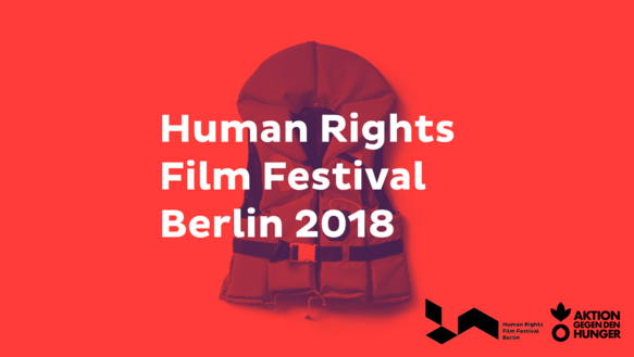Rotes Werbeplakat mit Aufschrift "Human Rights Film Festival Berlin 2018" mit einer Rettungsweste im Hintergrund