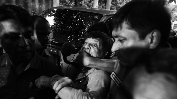 Der bangladeschische Fotograf Shahidul Alam (Mitte) wird von der Polizei festgenommen