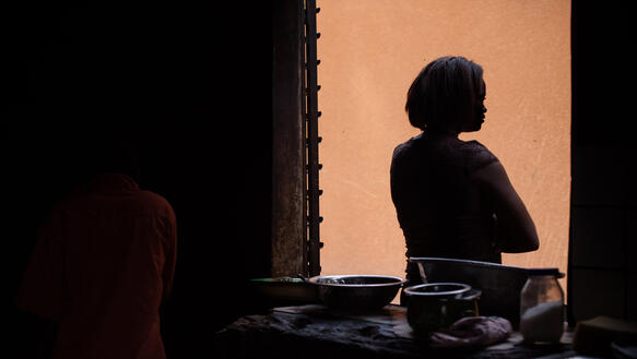Eine junge Frau steht mi dem Rücken zur Kamera in einer Einrichtung in Burkina Faso, die Mädchen aus Früh- und Zwangsehen Zuflucht bietet.