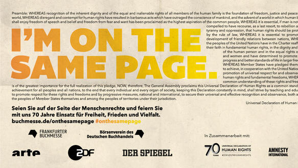 Schriftzug in gelb "I'm on the same page.", darum die Präambel der Allgemeinen Erklärung der Menschenrechte in englischer Sprache abgebildet
