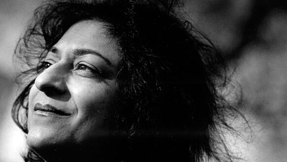 Schwarz-Weiß-Porträtfoto einer Frau mit kinnlangen offenen Haaren 