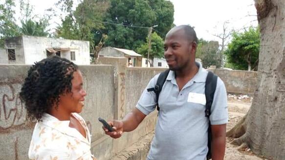 Amade Abubacar interviewt eine Frau