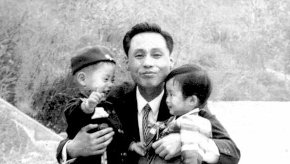 Hwang Won in der Hocke mit seinen zwei kleinen Kindern