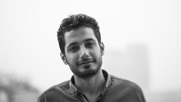 Porträtbild von Islam Khalil in schwarz-weiß