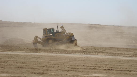 Israel: Planierraupe in der Negev-Wüste bereitet am 25. Mai 2011 Land nahe al-Araqib zur Aufforstung vor