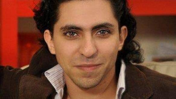 Porträtfoto von Raif Badawi, der lächelnd in die Kamera blickt