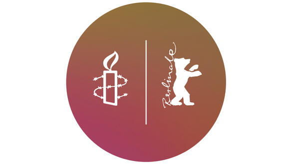 Ein rundes Logo, auf der linken Seite ist die in Stacheldraht gewickelte Amnesty-Kerze abgebildet, auf der rechten Hälfte der Berlinale-Bär 