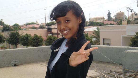 Das Mädchen Ciham Ali Ahmed aus Eritrea lacht in die Kamera