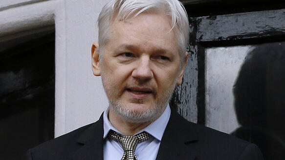 Julian Assange, der Gründer der Enthüllungsplattform Wikileaks, auf dem Balkon der ecuadorianischen Botschaft in London (Archivaufnahme vom Februar 2016)