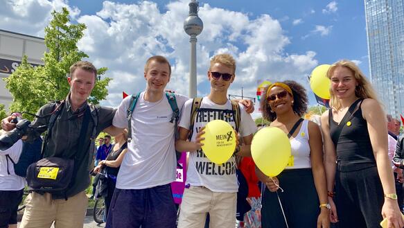 Die Amnesty Jugendgruppe auf dem Alexanderplatz in Berlin bei der Demonstration "Ein Europa für Alle" im Mai 2019. Im Bild sind 5 junge Erwachsene zu sehen, sie halten Luftballons in den Händen und blicken freundlich in die Kamera.